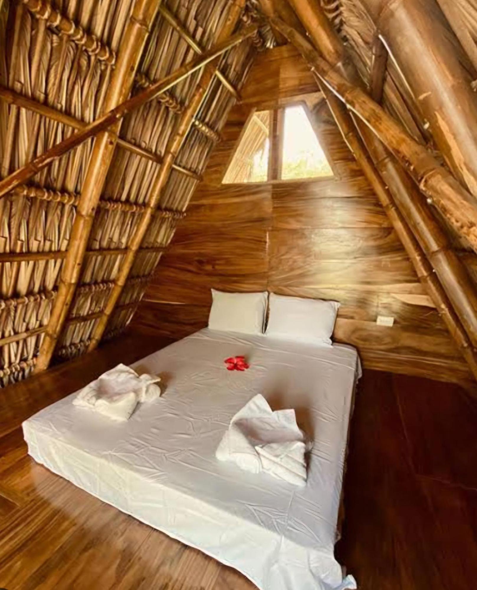 Nirvana Bamboo Houses & Dive Resort Моалбоал Екстер'єр фото